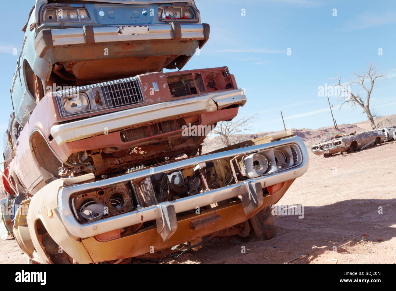 Le vetture in una junk yard contro un cielo blu, anteriore shot Foto Stock