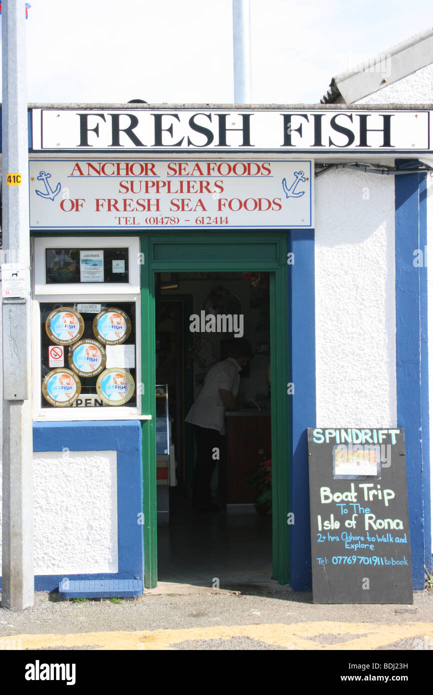 'Ancoraggio Seafoods' pescivendoli nel porto di Portree, Isola di Skye in Scozia Foto Stock