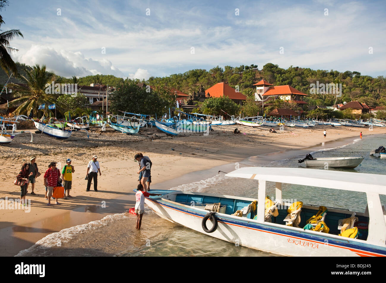 Indonesia, Bali, Padangbai, i turisti giapponesi in partenza giorno di viaggio barca sulla spiaggia Foto Stock