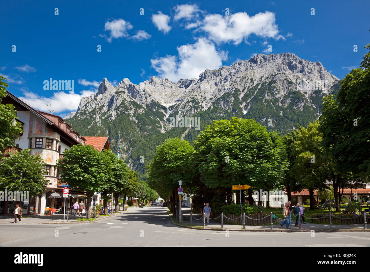 Alpi bavaresi - Mittenwald città e montagne Karwendel, Baviera, Germania in estate Foto Stock
