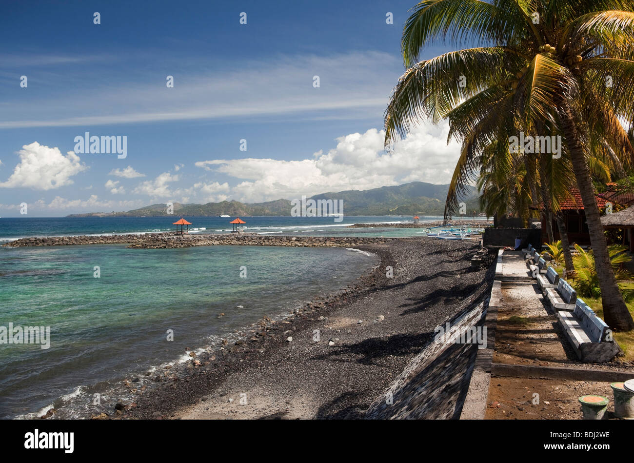Indonesia, Bali, Candidasa, frangiflutti artificiale costruito per proteggere la spiaggia rimane Foto Stock