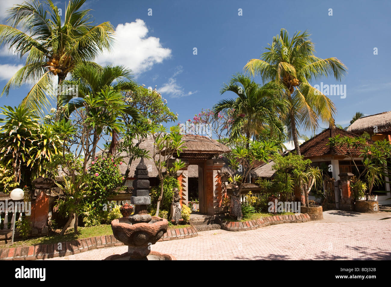Indonesia, Bali, Candidasa, Grand Natia Hotel portale di ingresso, costruito nel tradizionale stile architettonico Balinese Foto Stock