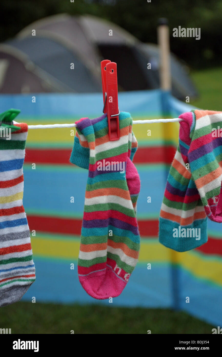 Calze appeso su una linea di lavaggio in corrispondenza di un campeggio Foto Stock