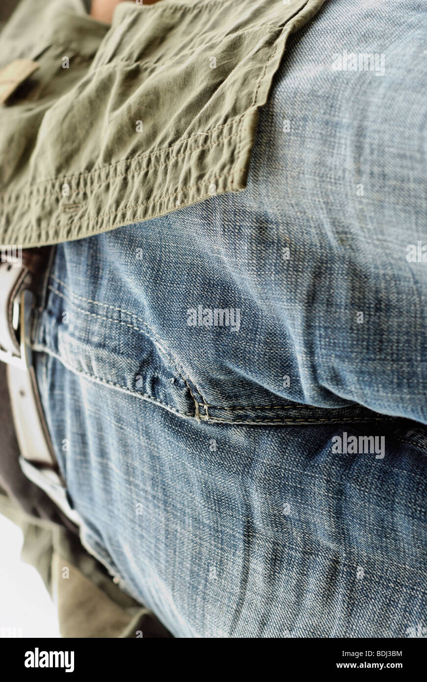 Uomo in jeans. Vista dal basso Foto Stock