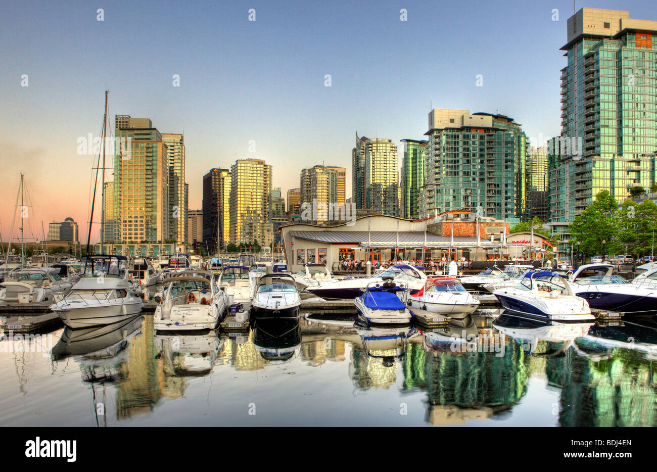 Di sera, Coal Harbour, edifici, Vancouver, British Columbia, Canada Foto Stock