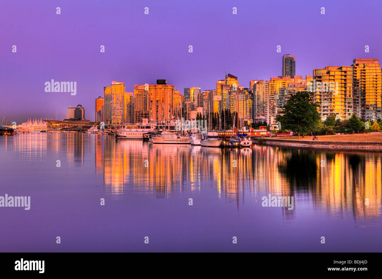 Di sera, Burrard ingresso, edifici, Vancouver, British Columbia, Canada Foto Stock