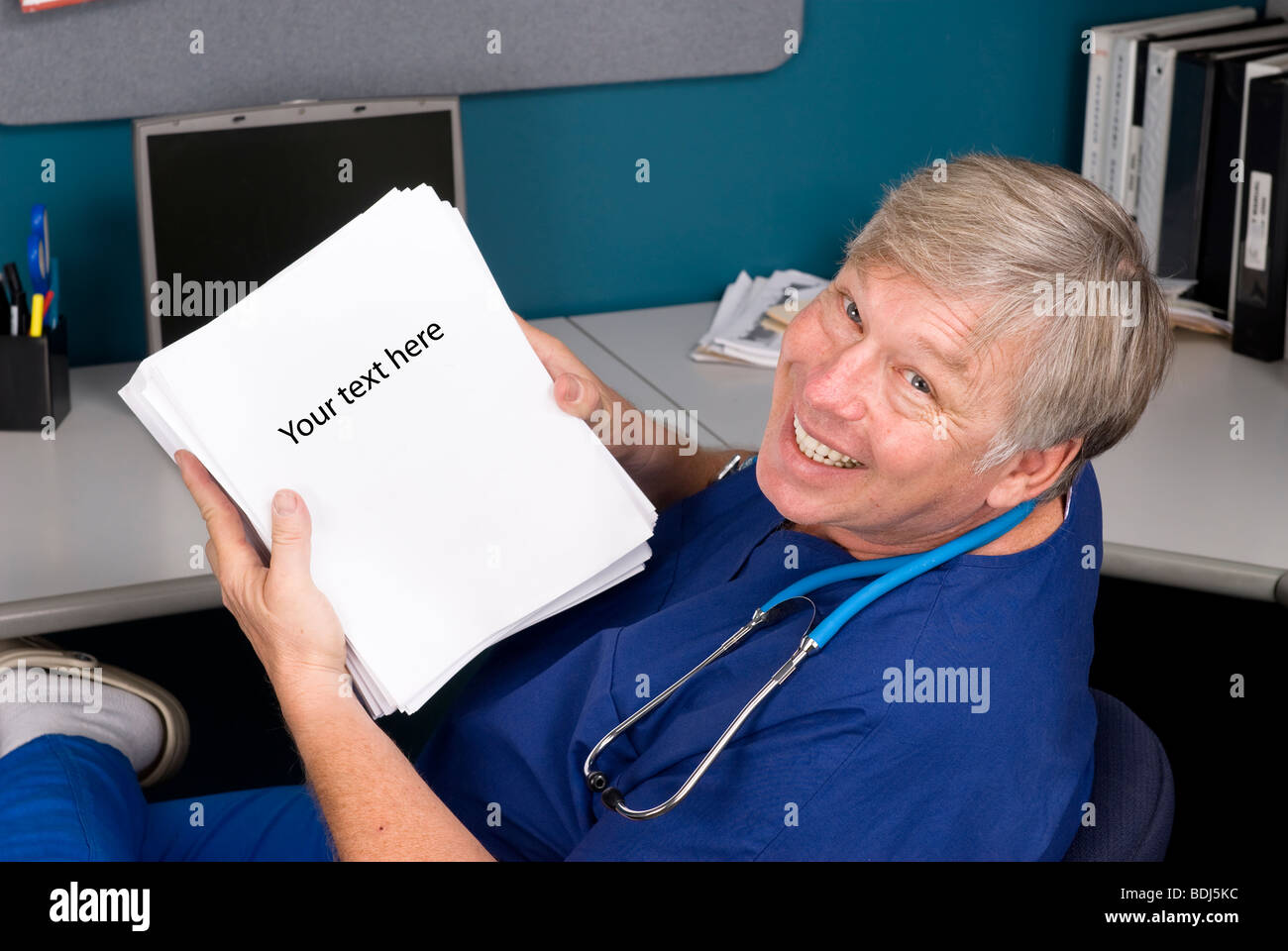 Un medico sorrisi come egli visualizza una piuttosto grande documento egli deve leggere e comprendere. Foto Stock