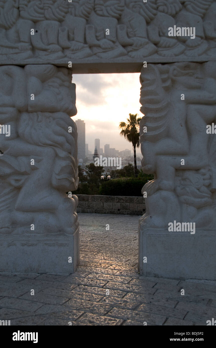 Il sorgere del sole su Tel Aviv attraverso Kikar Kedumim arco nella Vecchia Jaffa, Israele Foto Stock