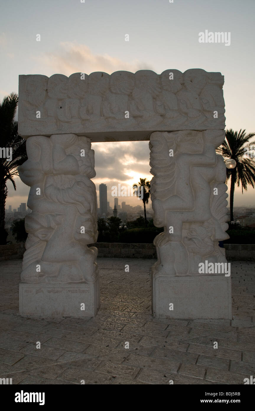 Il sorgere del sole su Tel Aviv attraverso Kikar Kedumim arco nella Vecchia Jaffa, Israele Foto Stock