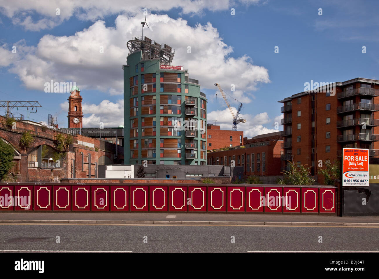 Il Green Building che mostra una turbina eolica e pannelli solari sul tetto, Manchester, Regno Unito Foto Stock