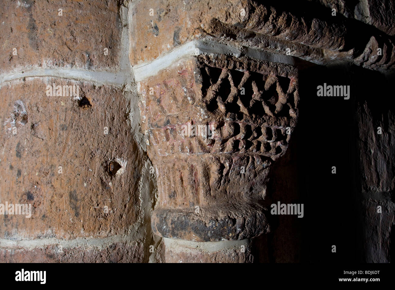 Un capitale arcaico della 'Saint Leger de Cheylade' abside della chiesa (Cantal - Francia). Chapiteau archaïque de l'Église de Cheylade. Foto Stock