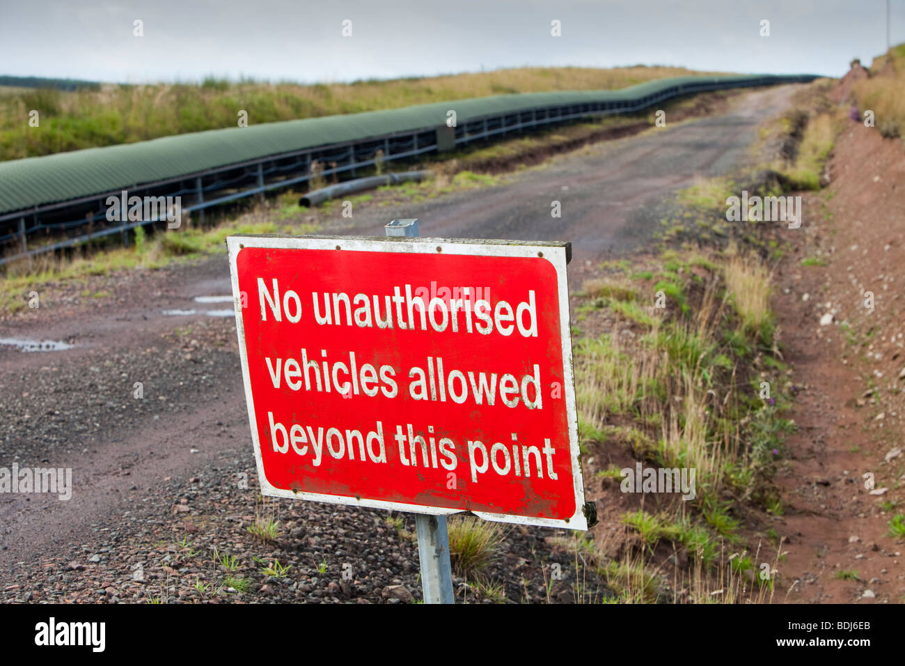 Un nastro trasportatore che si prende del carbone dal Glentaggart cast aperto della miniera di carbone di una testa su strada per il proseguimento del trasporto su strada Foto Stock