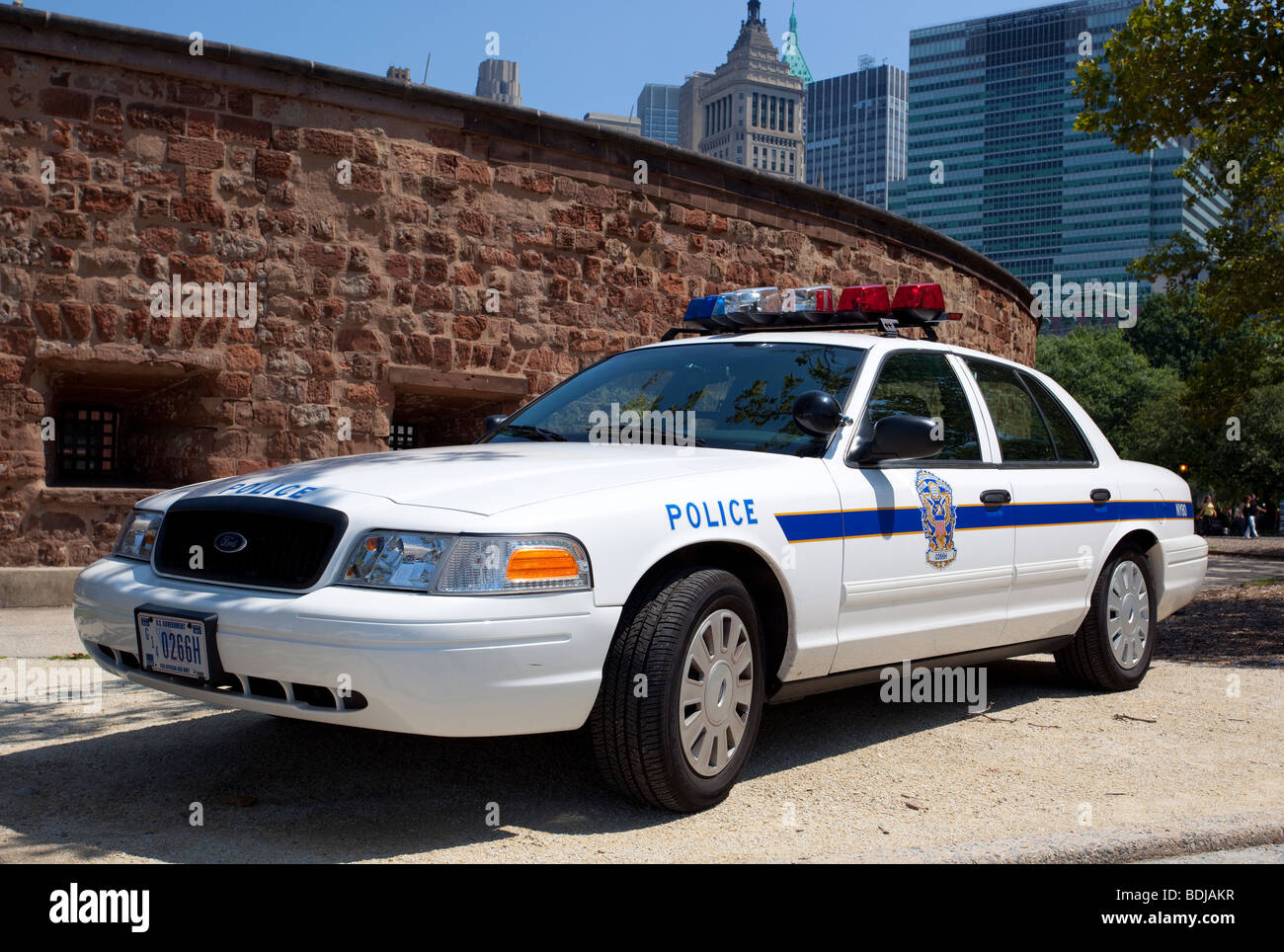 Vista frontale di tre quarti di una macchina della polizia parcheggiata a Manhattan, New York City, USA. Foto Stock