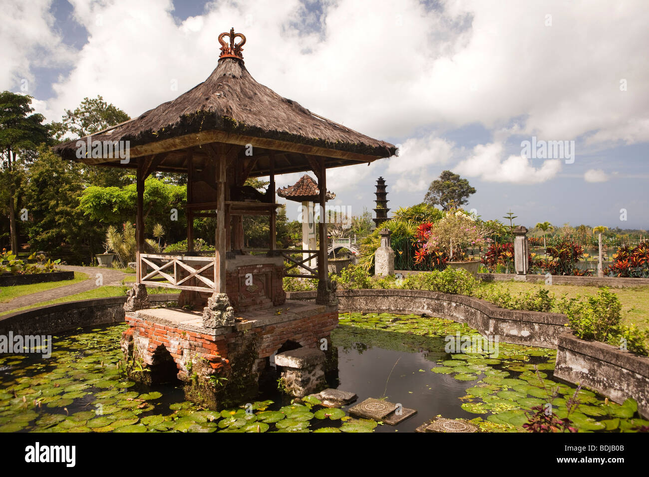 Indonesia, Bali, Tirta Gangga, acqua giardino del Palazzo, un piccolo padiglione nel Bwah livello medio Foto Stock