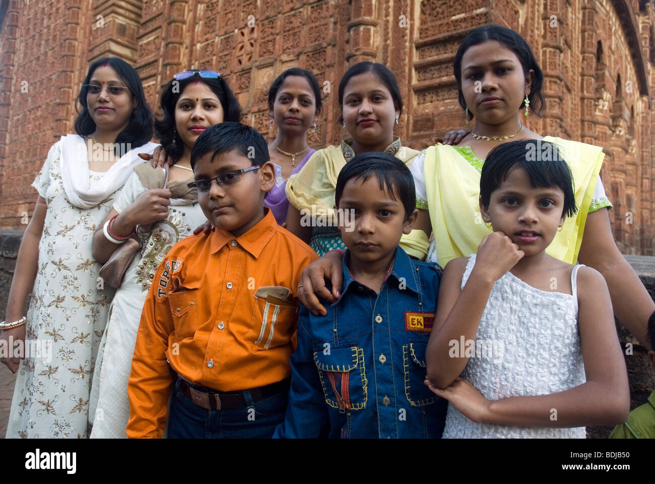 La famiglia a Jor Bangla tempio, Bishnupur, nel Bengala occidentale, India. Foto Stock