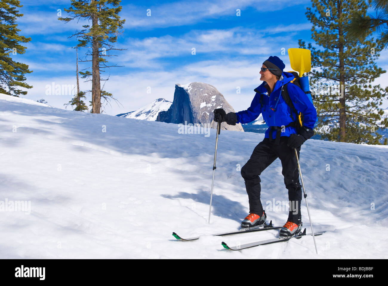 Backcountry rider e mezza cupola dal punto ghiacciaio, il Parco Nazionale Yosemite in California Foto Stock