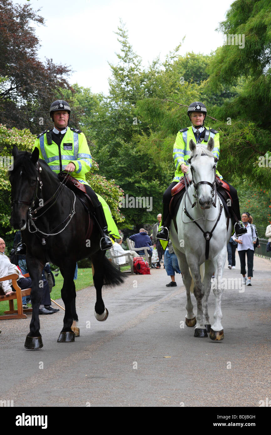 Montate la Metropolitan Police in St James Park, London, England, Regno Unito Foto Stock