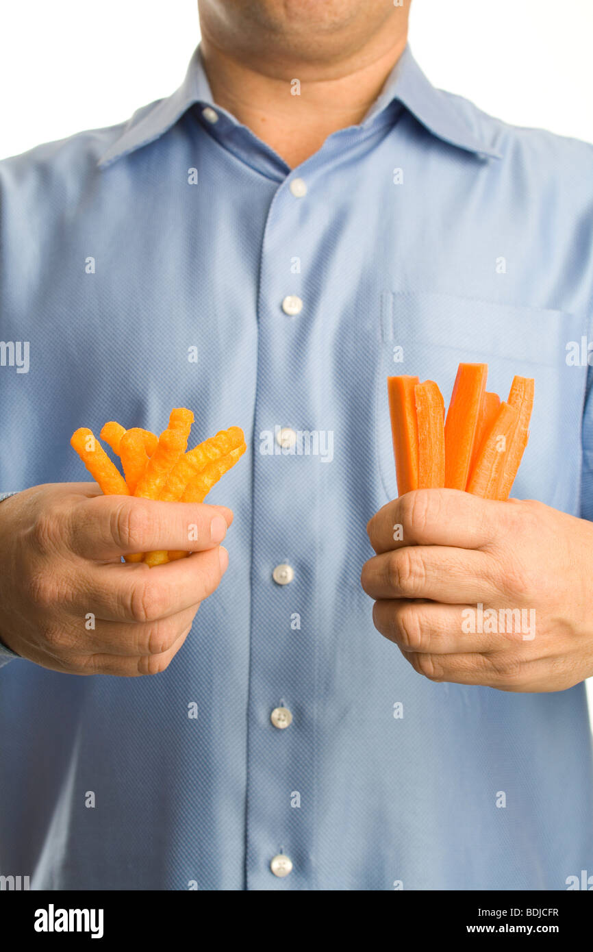 Uomo Cheesies tiene in una mano e i bastoncini di carote in altri Foto Stock