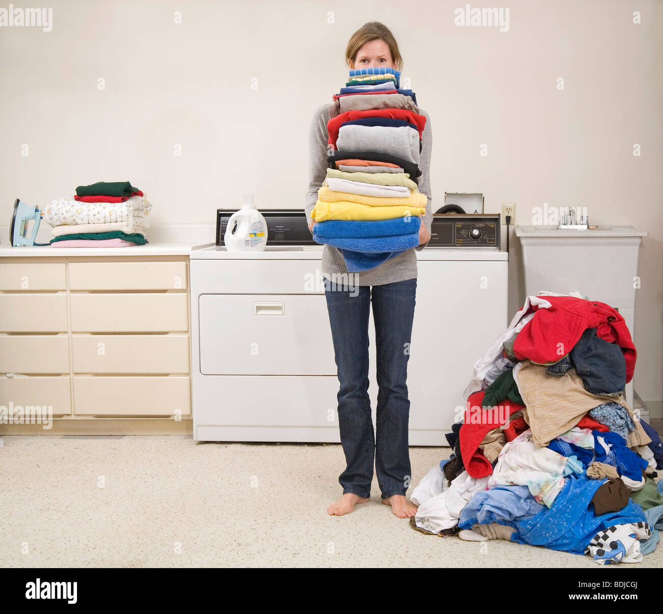 Donna facendo il servizio lavanderia Foto Stock
