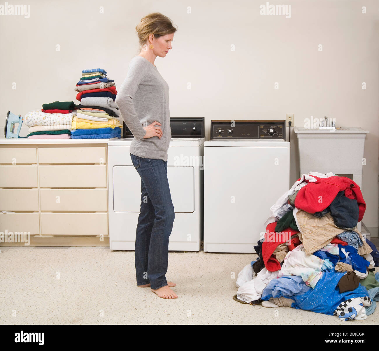 Donna facendo il servizio lavanderia Foto Stock