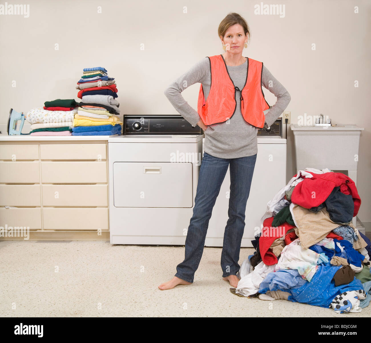Donna che indossa Giubbotto di sicurezza facendo il servizio lavanderia Foto Stock