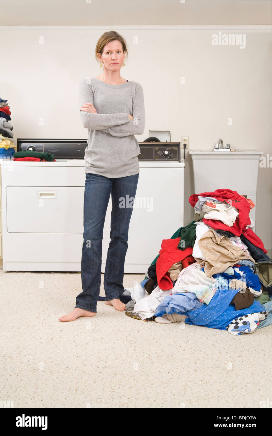 Donna facendo il servizio lavanderia Foto Stock