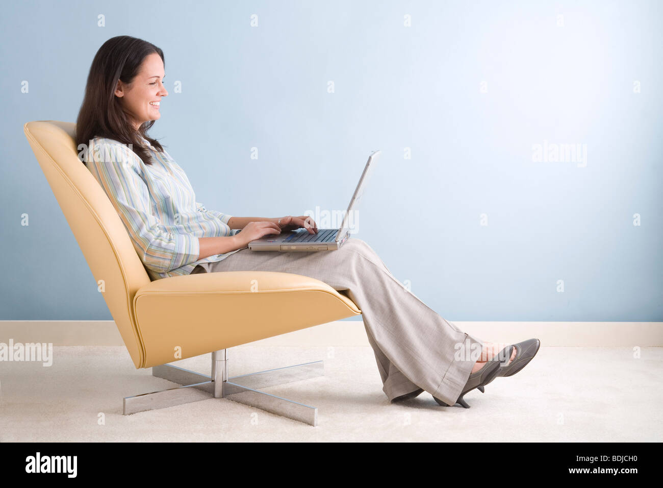Imprenditrice utilizzando il computer portatile Foto Stock