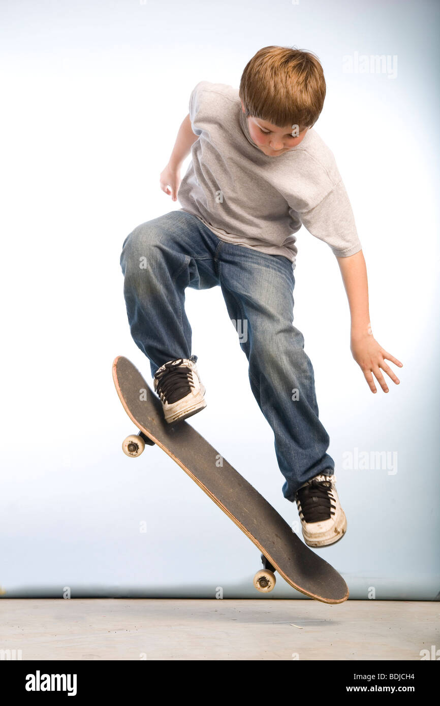 Guidatore di skateboard facendo un Ollie Foto Stock