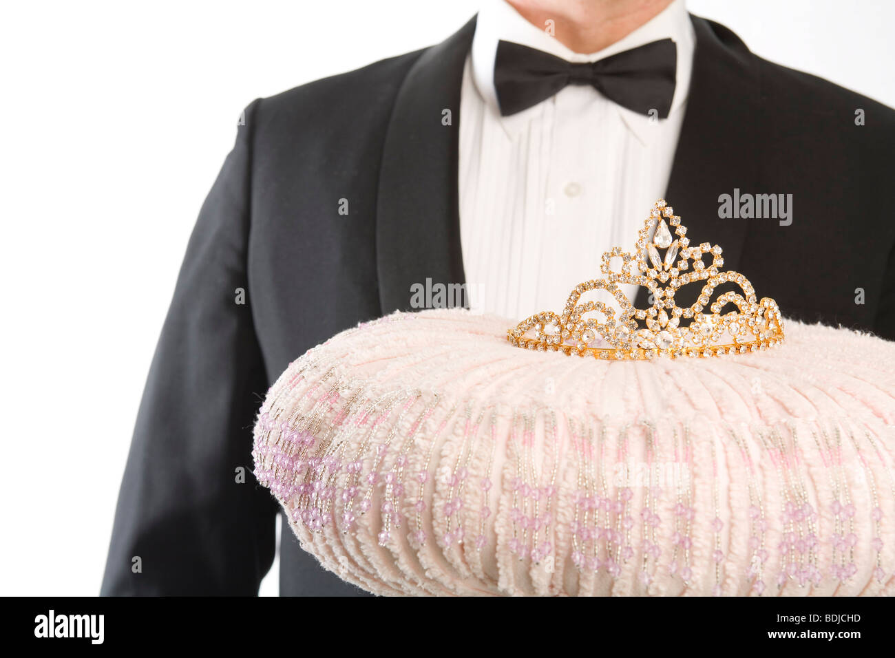 Il maggiordomo tenendo un diadema su un cuscino Foto Stock