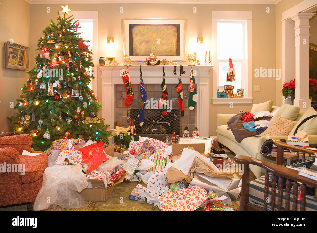 Confuso Soggiorno dopo i regali di Natale sono stati aperti Foto Stock