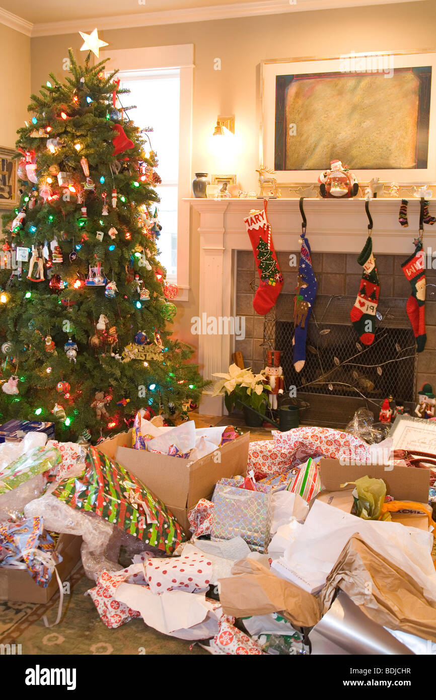 Confuso Soggiorno dopo i regali di Natale sono stati aperti Foto Stock