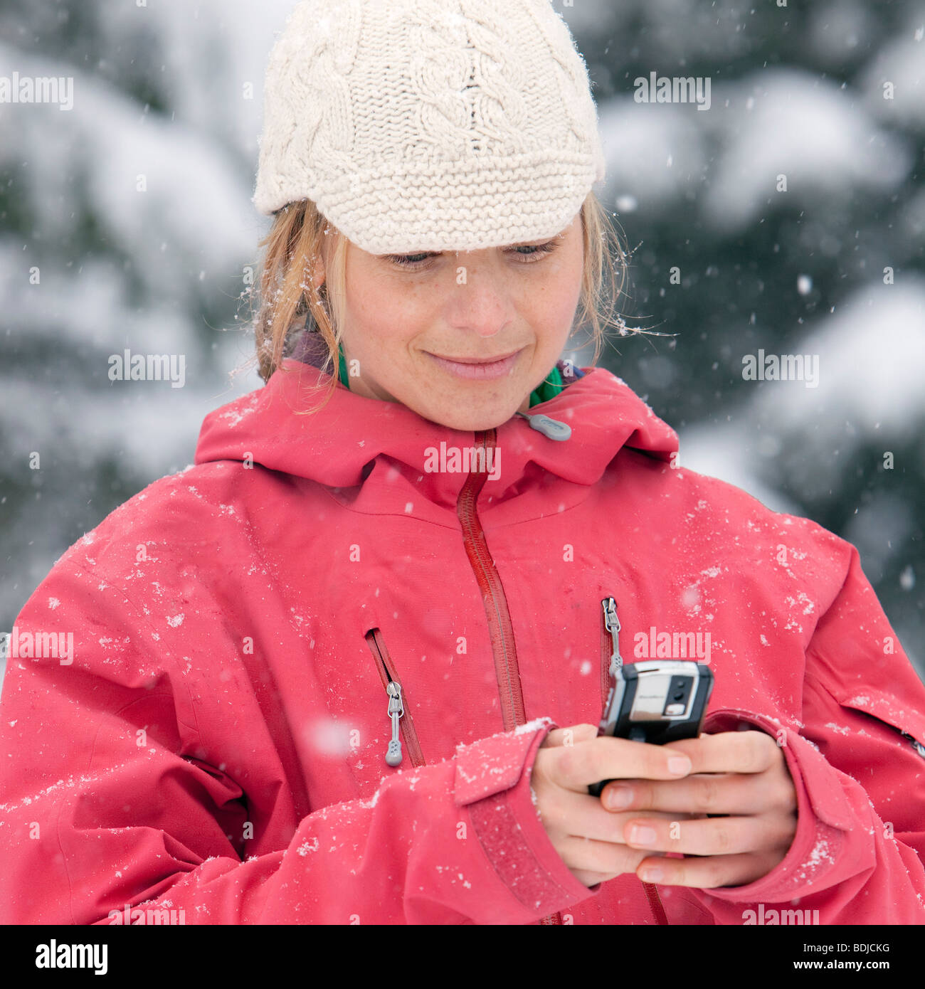 Close-up di donna di utilizzo di PDA in esterno e in inverno, Whistler, British Columbia, Canada Foto Stock