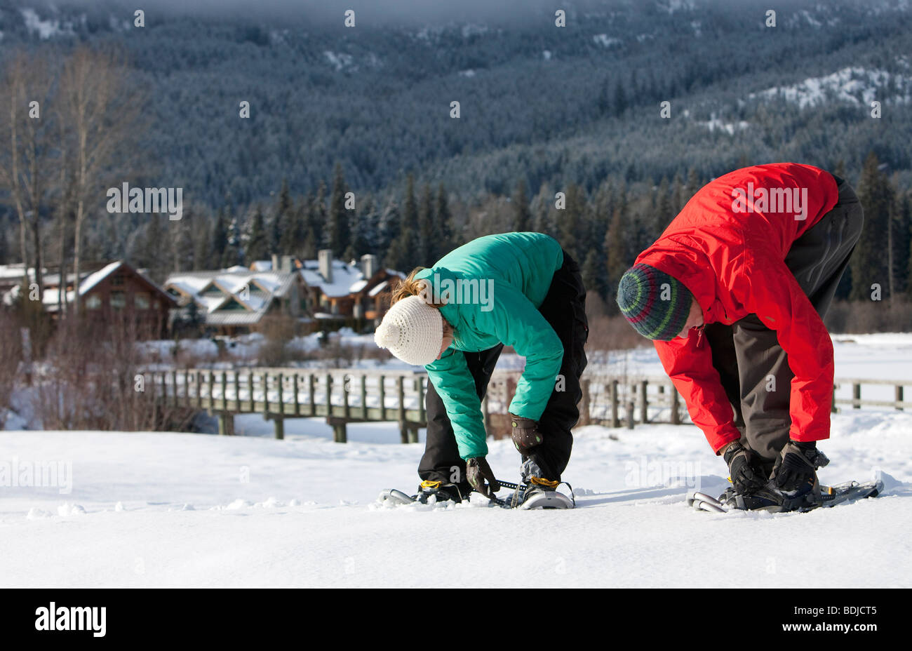 Giovane con le racchette da neve in Whistler, British Columbia, Canada Foto Stock