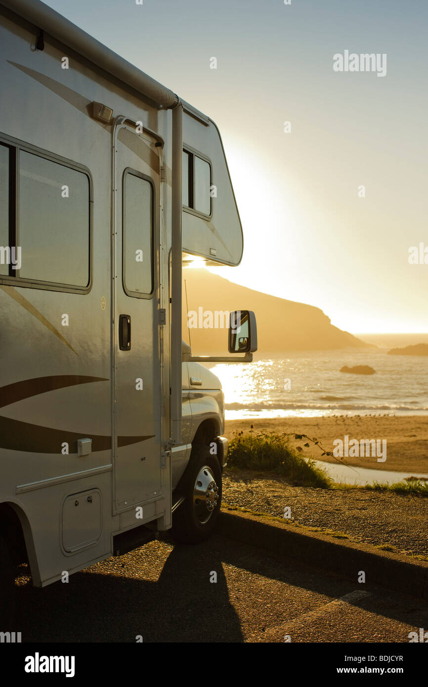 Motor Home parcheggiata dall'oceano al tramonto, Harris Beach State Park, Brookings, Oregon, Stati Uniti d'America Foto Stock