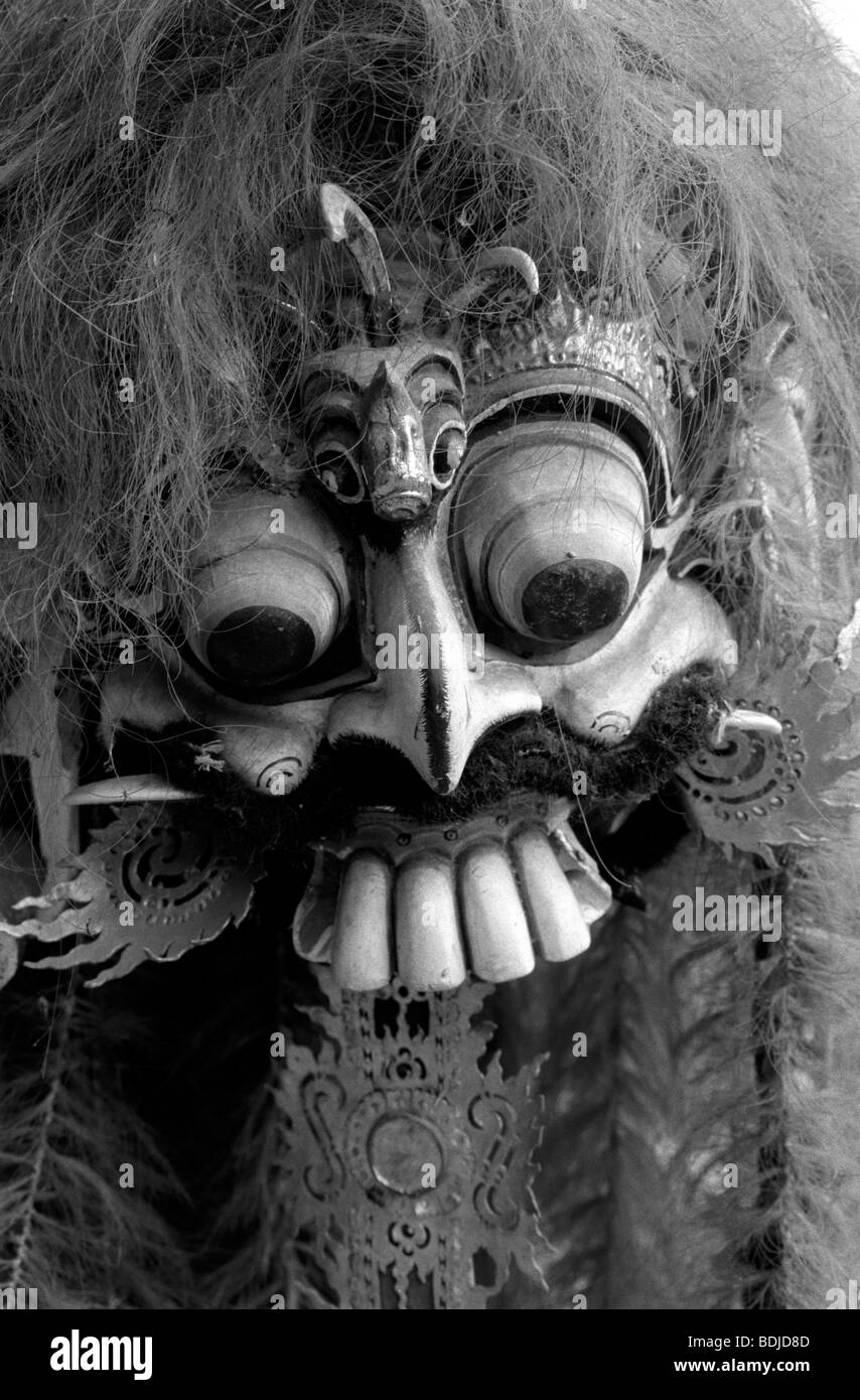 Indonesia, Bali, artigianato, scolpiti in legno maschera usata nella cerimonia funebre, monocromatico Foto Stock