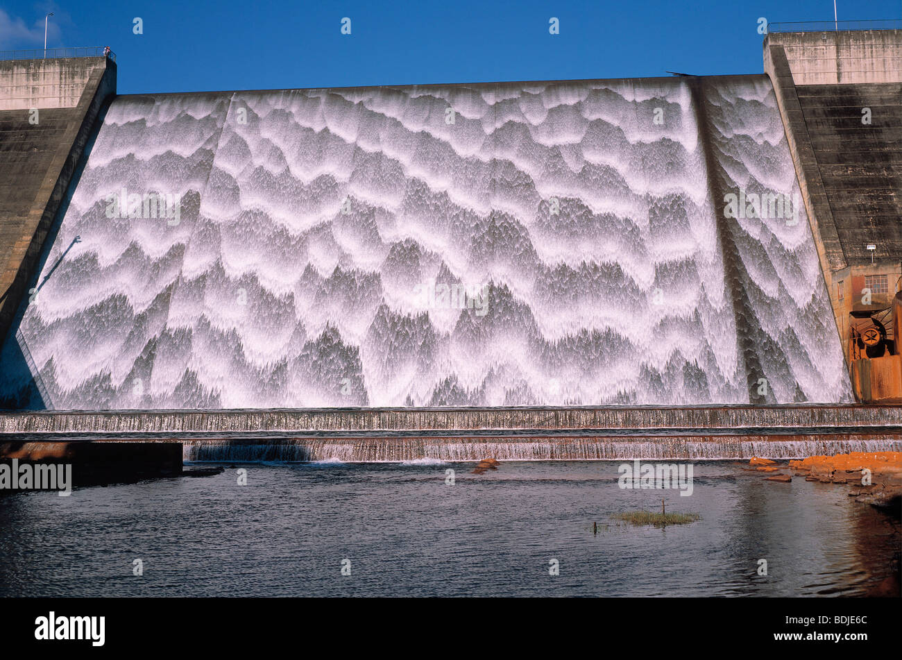 Tinaroo Falls, serbatoio stramazzo traboccante, Australia Foto Stock