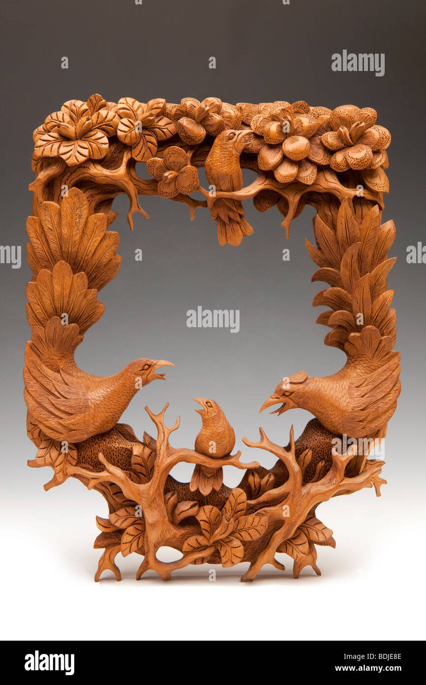 Indonesia, Bali, artigianato, Ubud, scolpito tema degli uccelli telaio da Merta Nadi Foto Stock