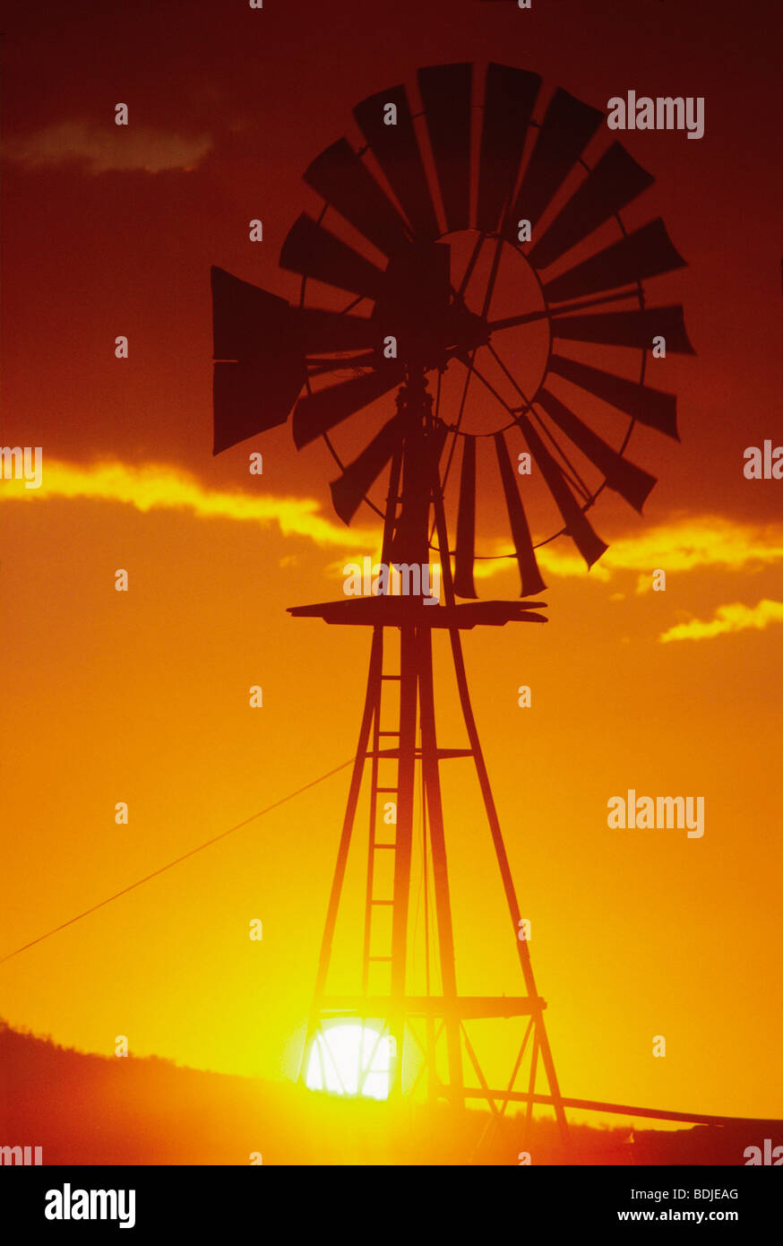 Il mulino a vento, Silhouette al tramonto Foto Stock