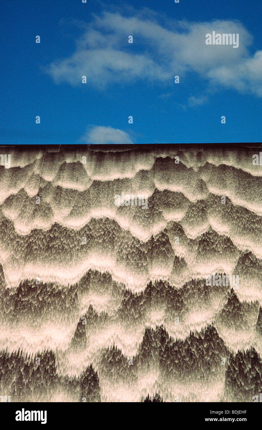 Modello di acqua, acqua a cascata sopra il serbatoio di stramazzo Foto Stock