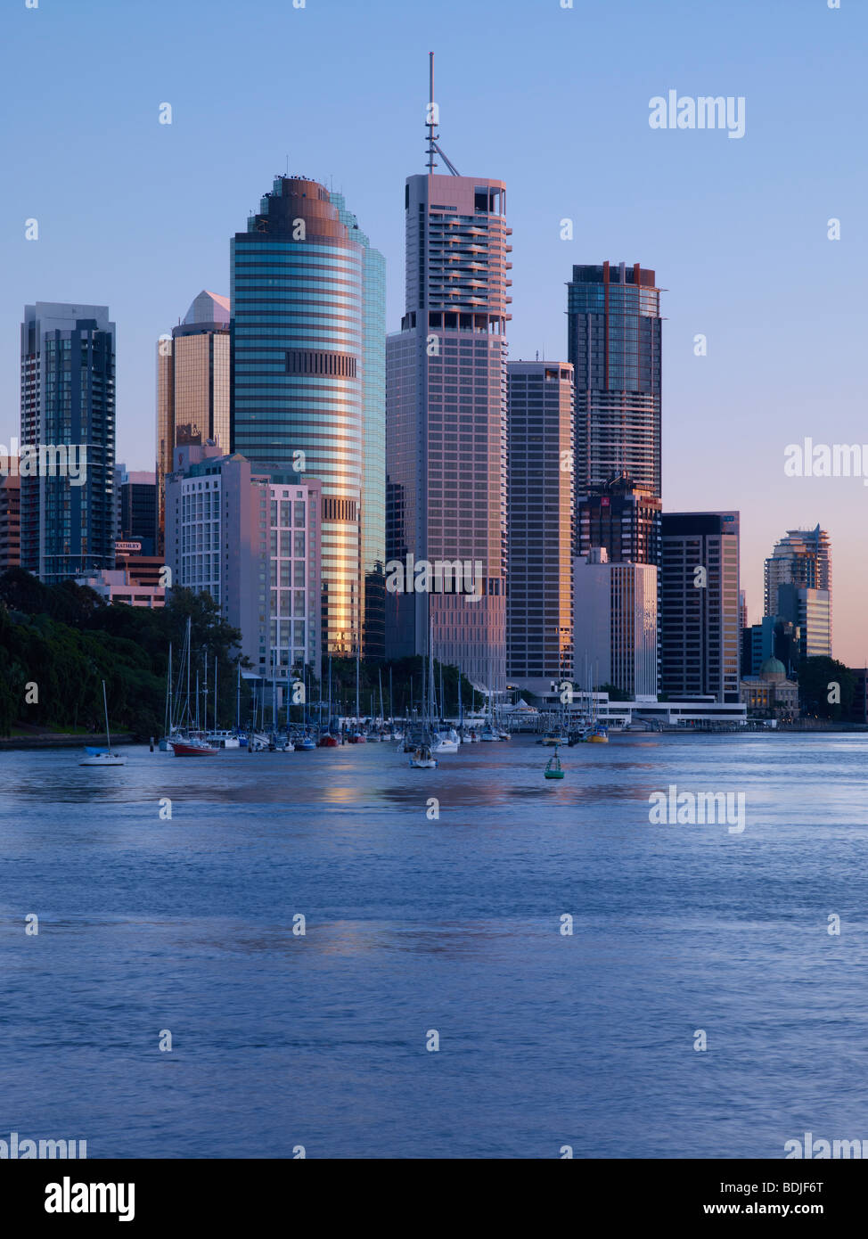 La città di Brisbane Australia all'alba Foto Stock