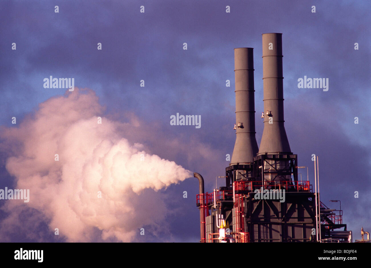 Inquinamento atmosferico, fabbrica camino fumi di emissione Foto Stock