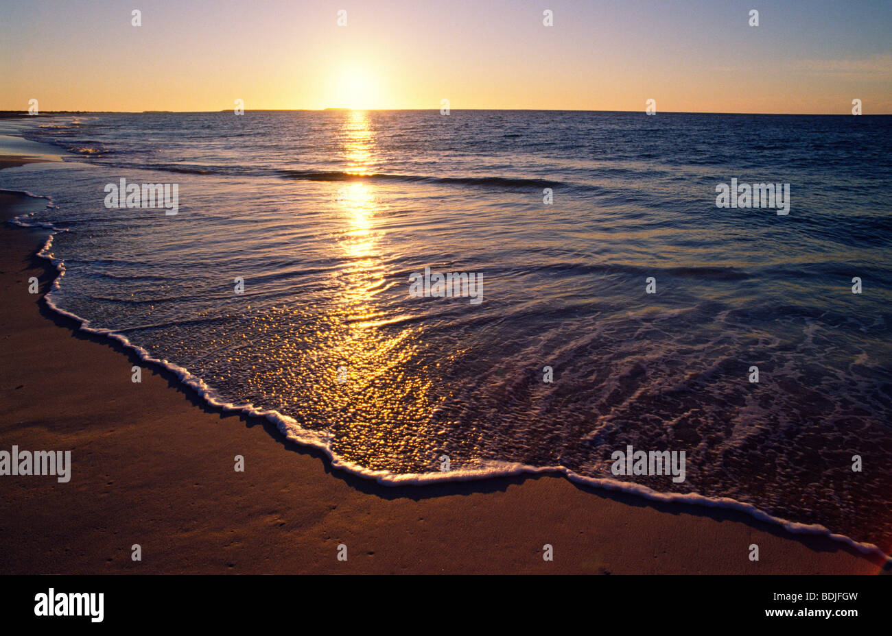 Seascape, Tramonto, onda spiaggia di lavaggio Foto Stock