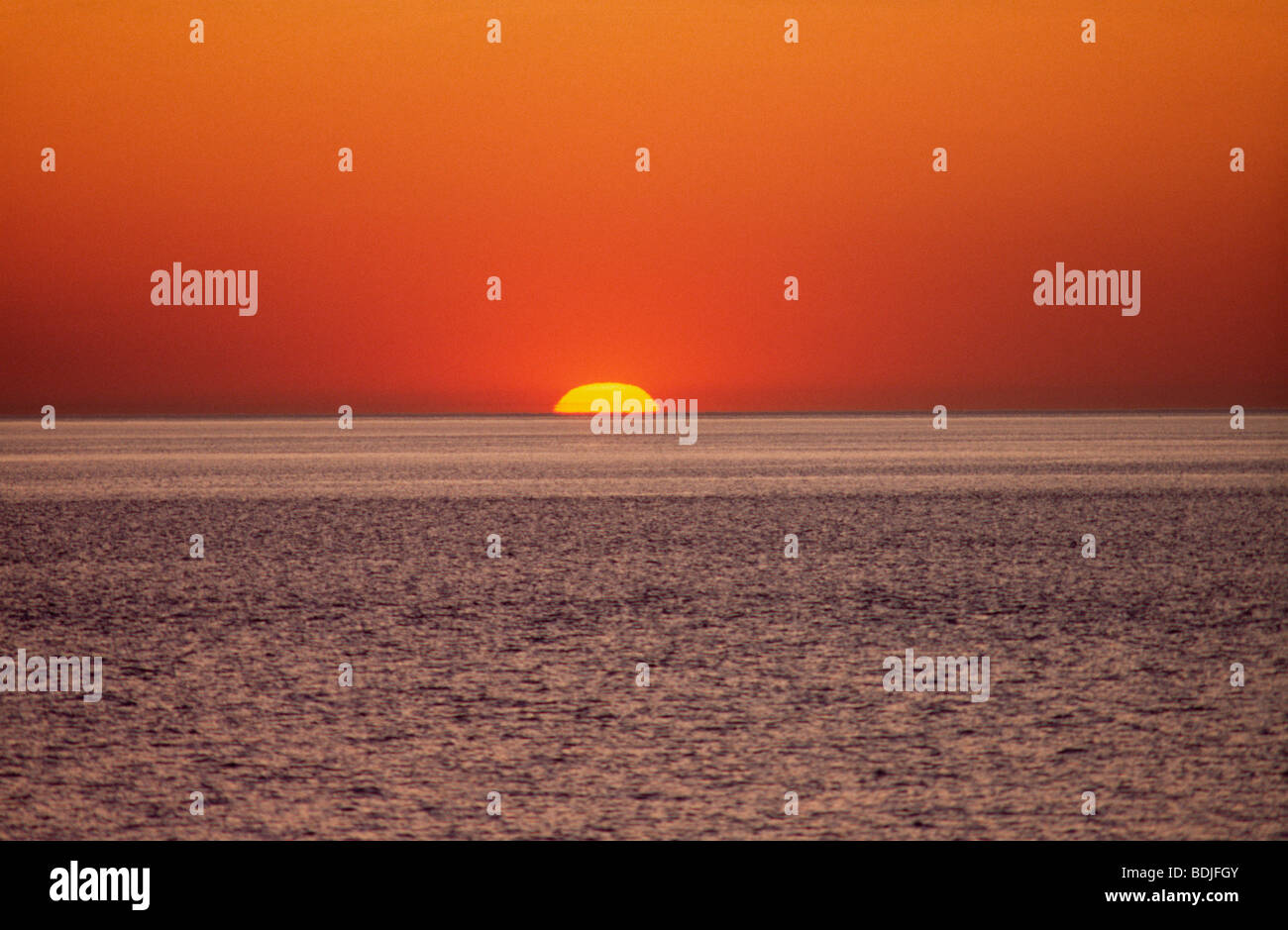 Seascape, Tramonto, scomparendo all'orizzonte Foto Stock