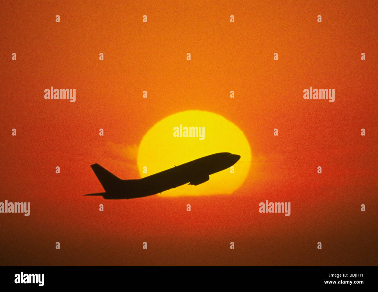 Boeing 737 Jetliner decollare, Silhouette al tramonto Foto Stock