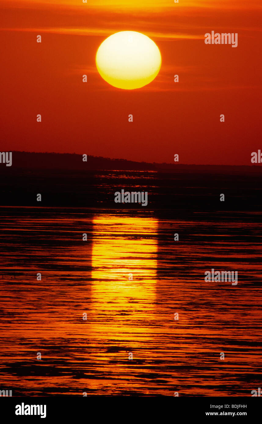 Seascape, tramonto, il sole tramontare sull'orizzonte Foto Stock