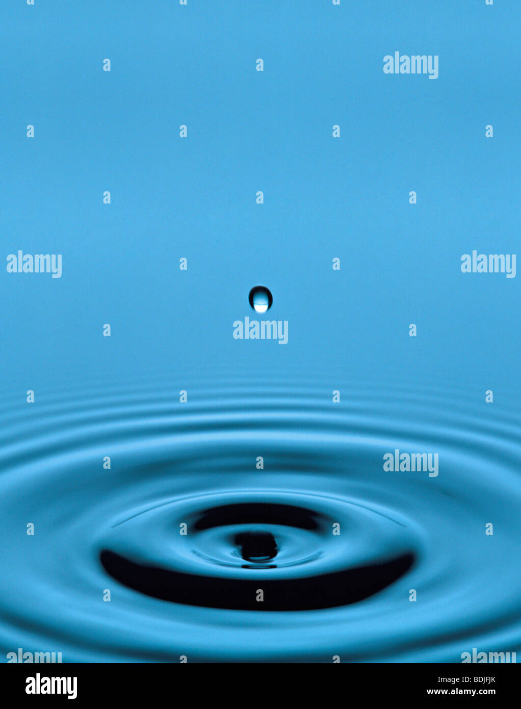 Waterdrop cadere in acqua blu Foto Stock