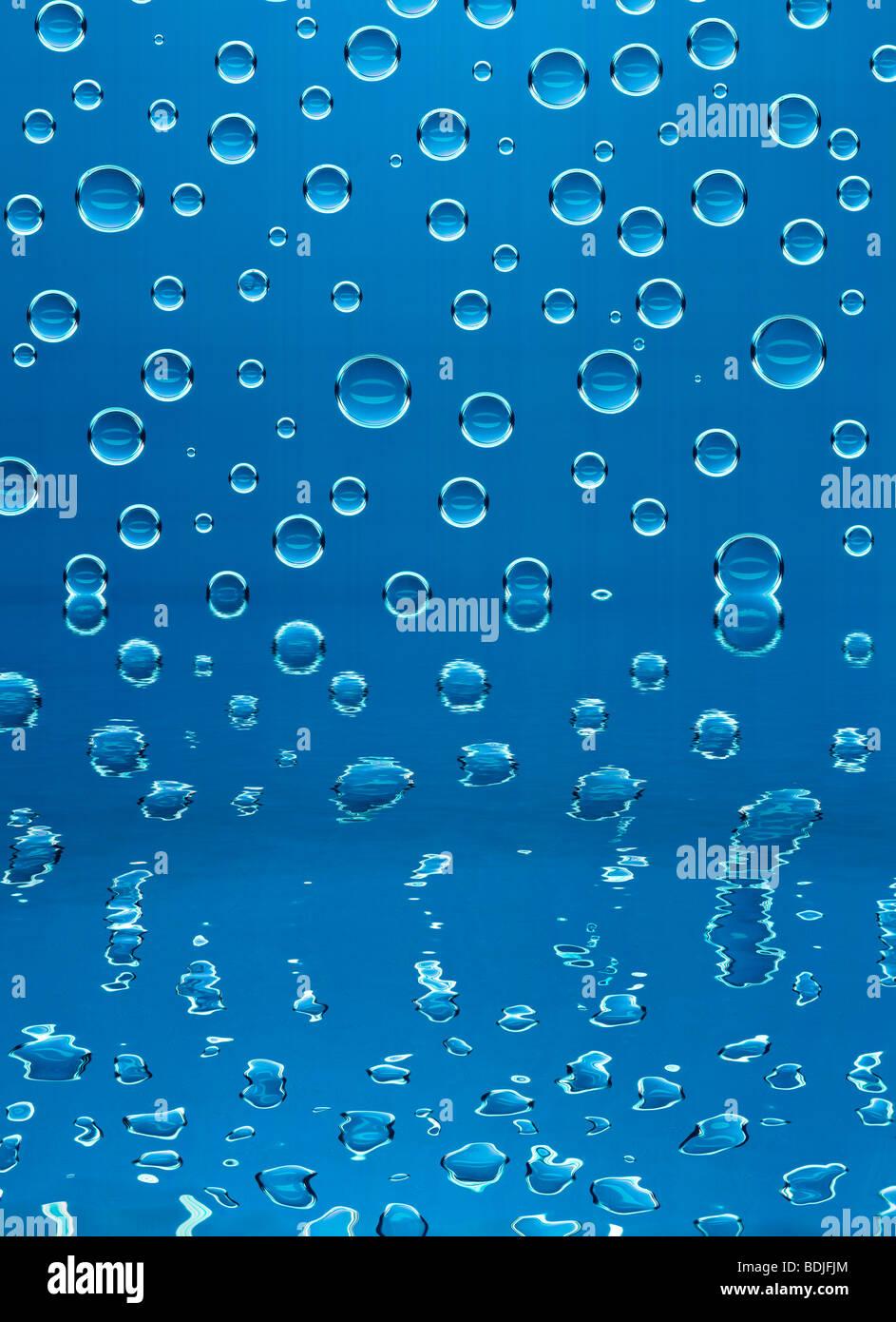 Gocce d'acqua su sfondo blu Foto Stock