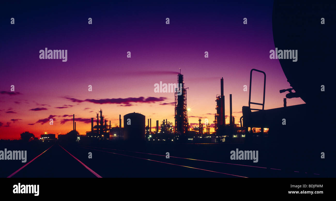 Raffineria di petrolio, Silhouette al tramonto Foto Stock