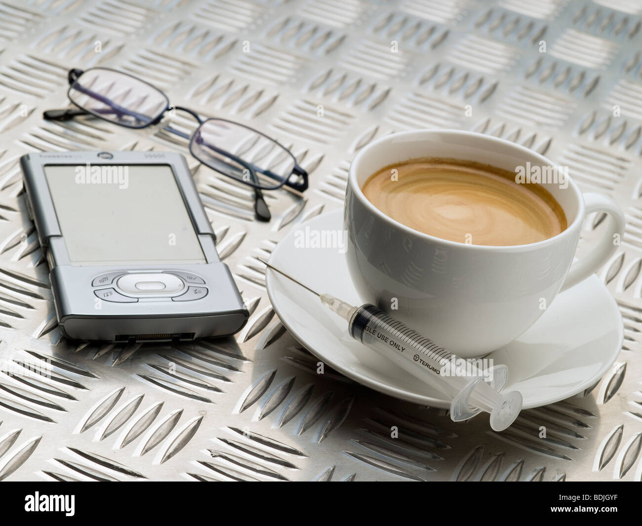 Il sovradosaggio di caffeina, siringa oltre al nero caffè Foto Stock
