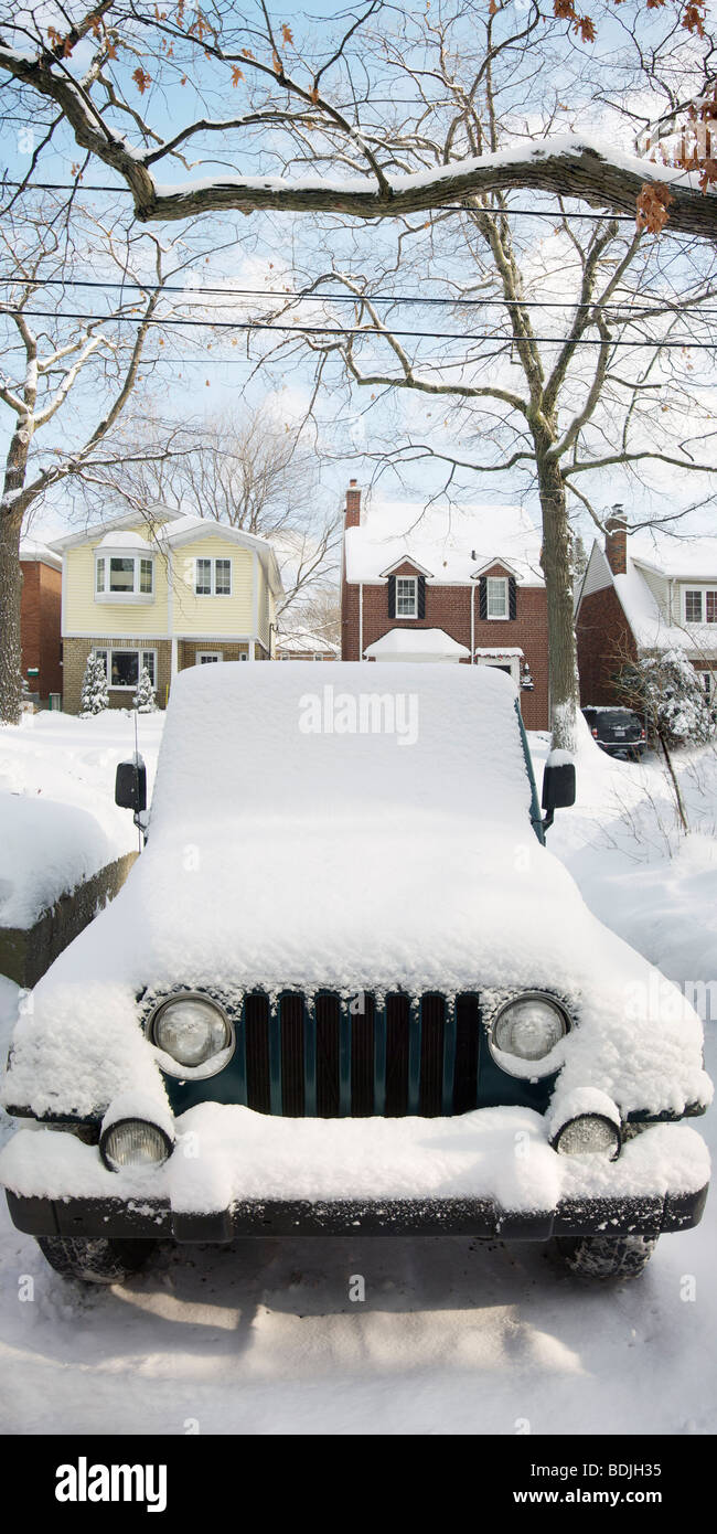 Coperta di neve Jeep nel viale di accesso Foto Stock